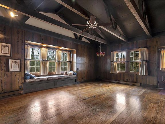 3rd image of 418 Oakmont Cir