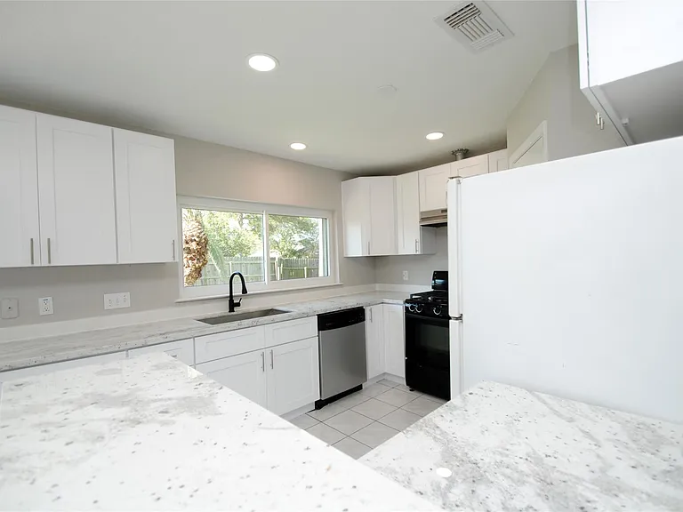 22831 John Rolfe Ln S — Photo 14