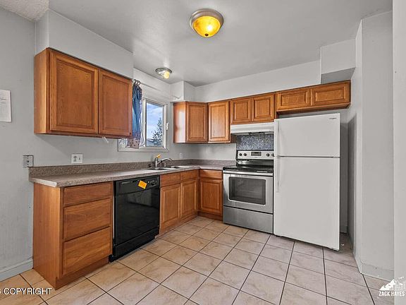 3rd image of 526 N Hoyt St