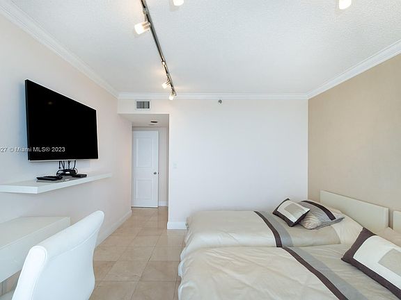 3rd image of 1000 W Island Blvd APT 2707