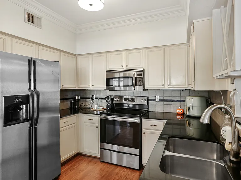 3777 Peachtree Rd #321 — Photo 17