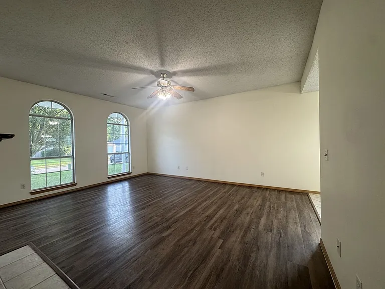 1502 Crescent St — Photo 2