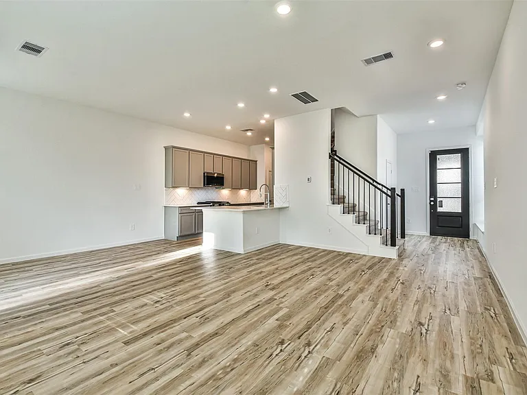 678 Royal Arch — Photo 7