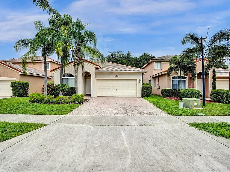 3717 Pebblebrook Mnr — Photo 2
