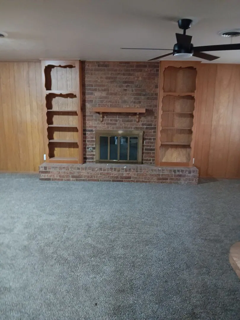 Clean 3 bed 2 bath brick home with garage and shop for lease — Photo 2