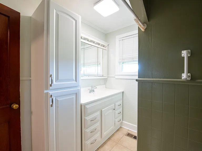 626 Lafayette Rd — Photo 8