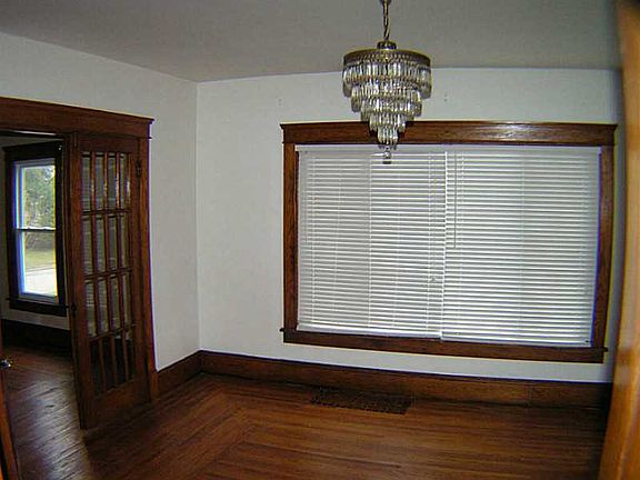 3rd image of 326 Meadow St