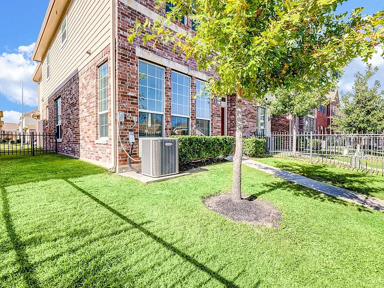 2727 Misty Heath Ln — Photo 36