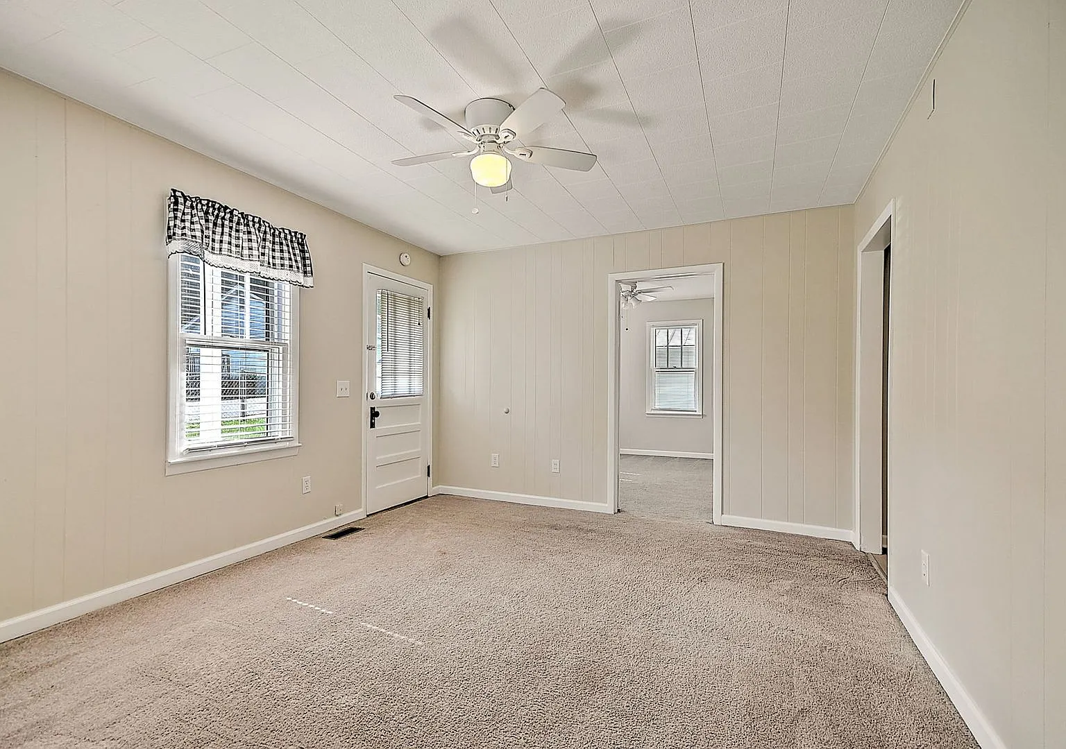 2 Bedrooms / 1 Bath Home - Kingsport TN — Photo 4