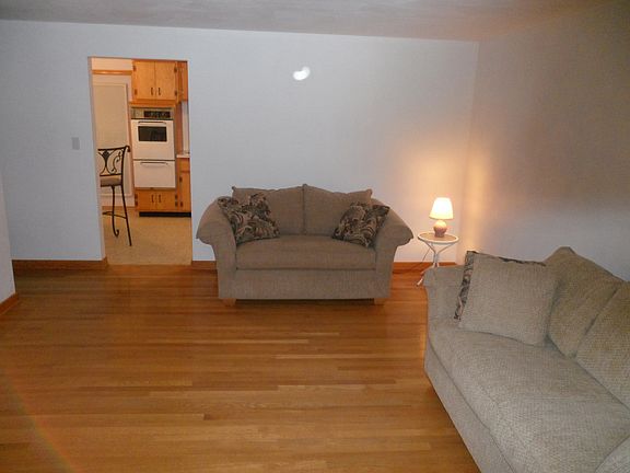 3rd image of 825 Taylor Dr