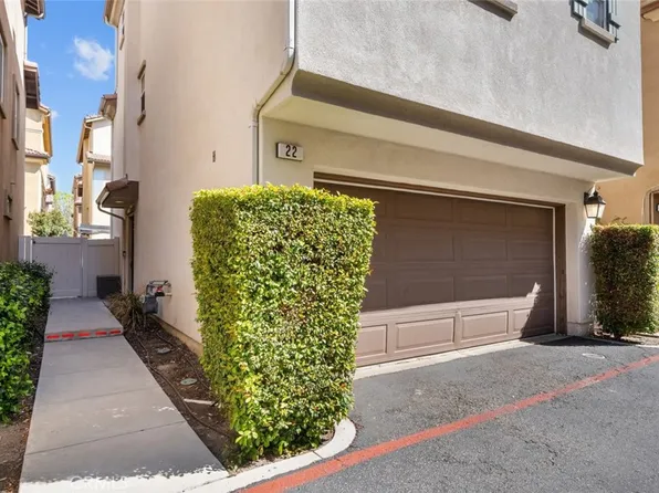 6840 De Celis Pl APT 22, Van Nuys, CA 91406
