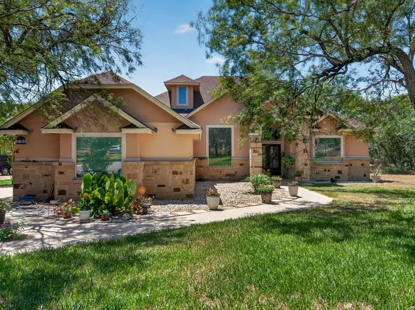 124 County Road 2662, Devine, TX 78016