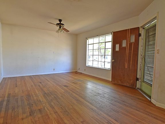 3rd image of 332 W Hackberry St