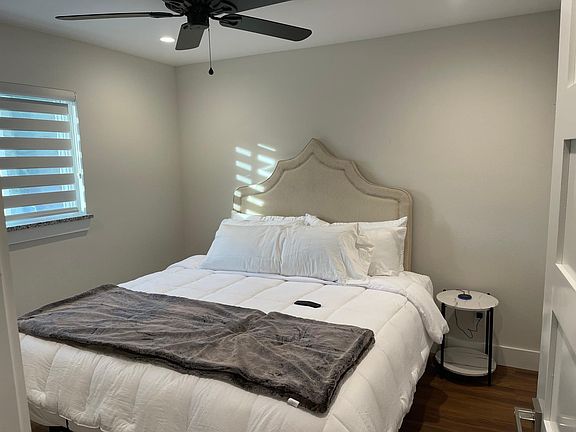 3rd image of 5735 Gaston Ave #223