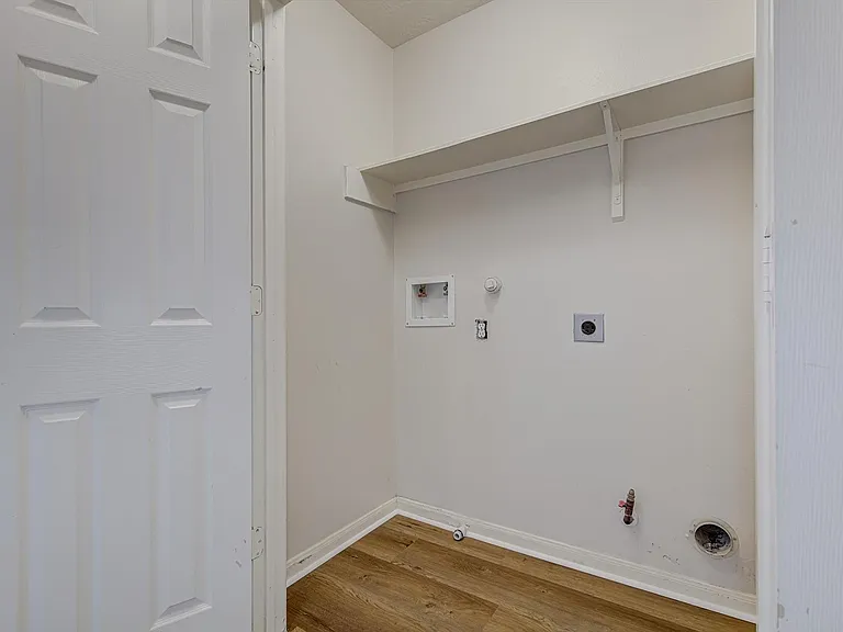 13983 Maximos Dr — Photo 32