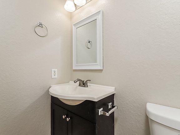 3rd image of 6702 Highland Grass