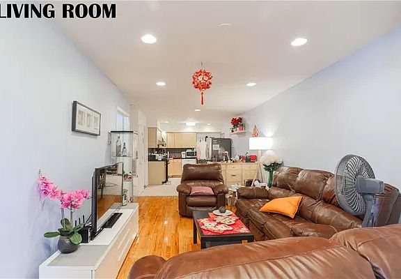 3rd image of 115 Dahlgren Pl APT 1A