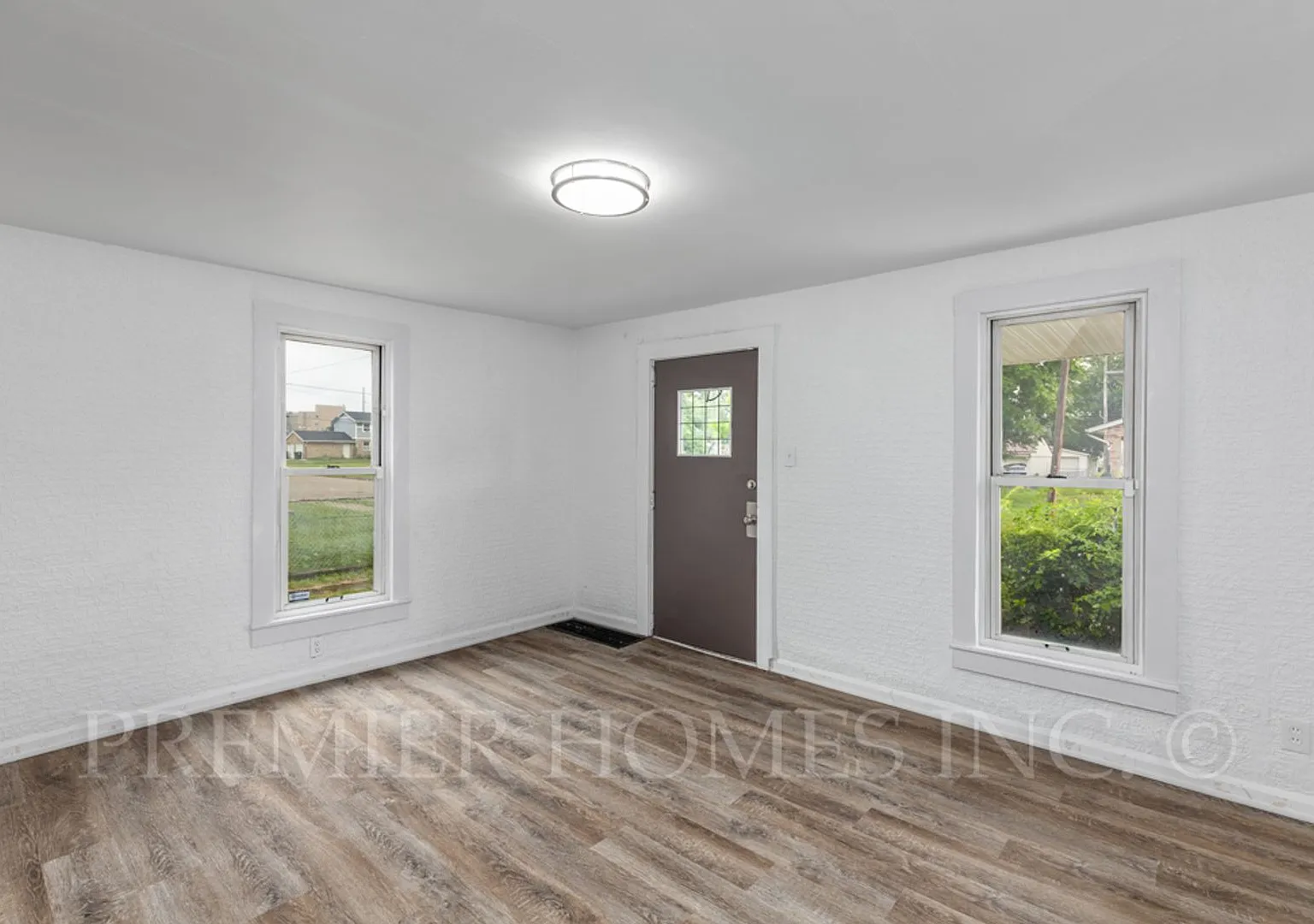 Single-Family Home 2BR/1BA with Garage & Fenced Yard! -908 7th St NE — Photo 4