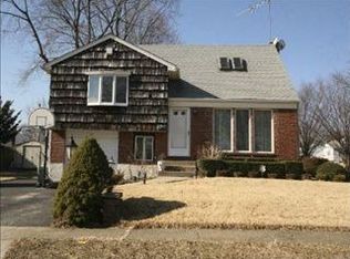 19 Pearl Dr, Plainview, NY 11803