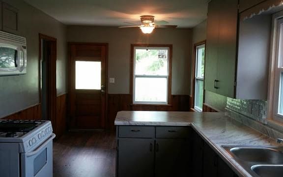 4th image of 1120 Parker Ave