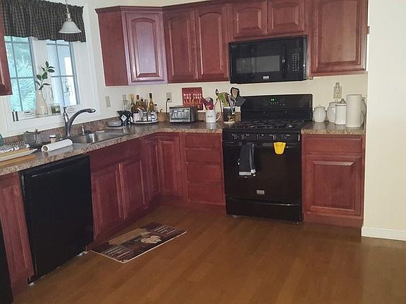3rd image of 36 Bell Dr