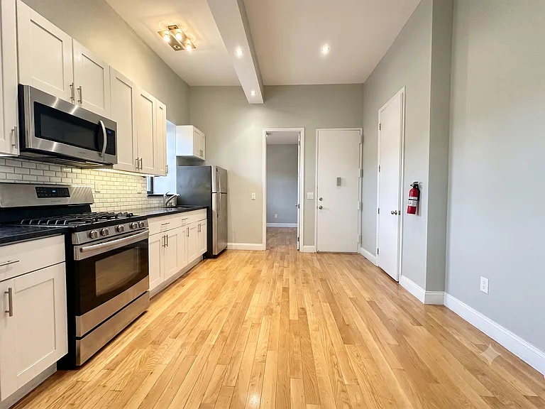 233 Eldert St #2RR — Photo 3