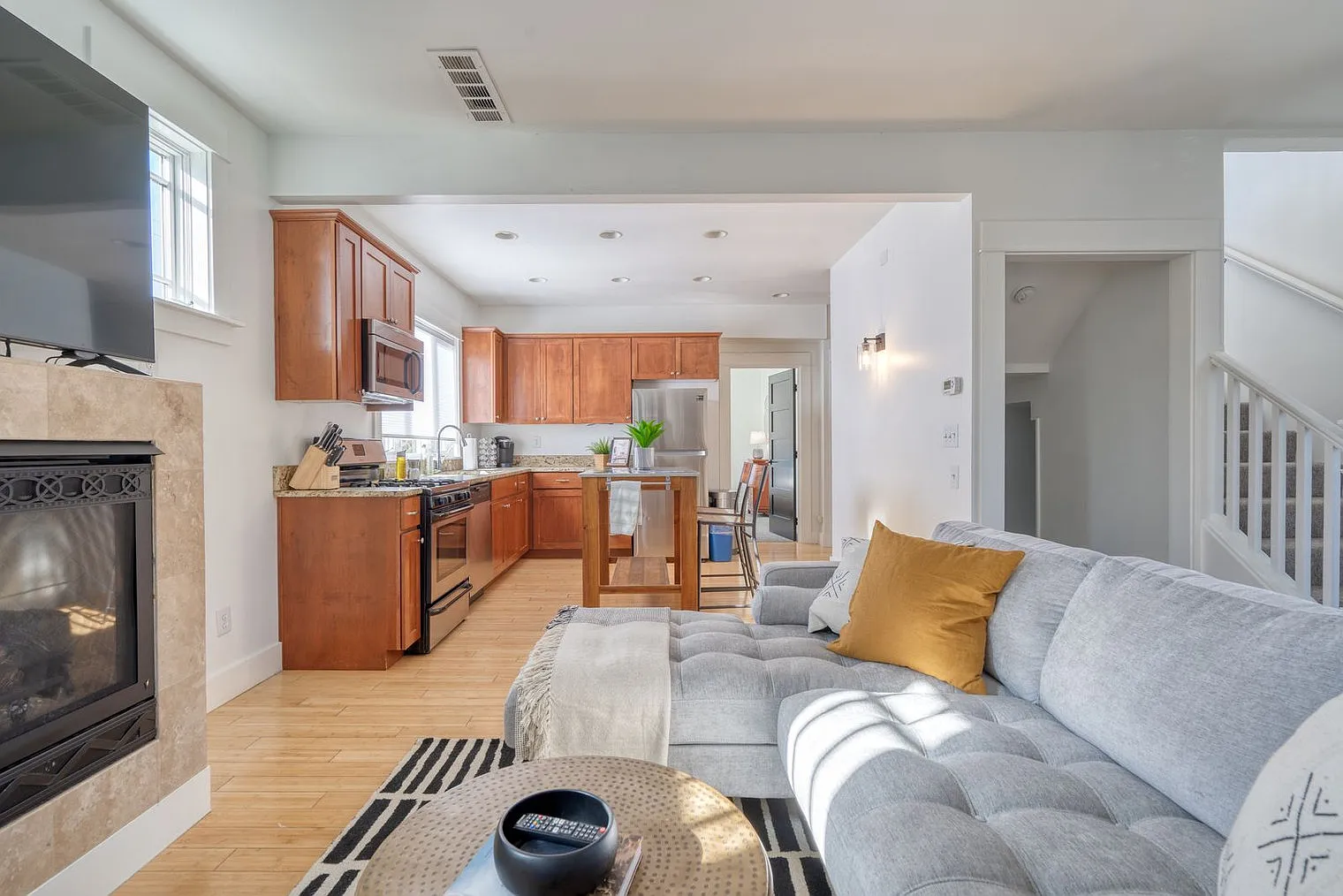 2 bed, 2.0 bath, 990 sqft, $3,735 — Photo 2