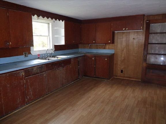 4th image of 241 Gale St