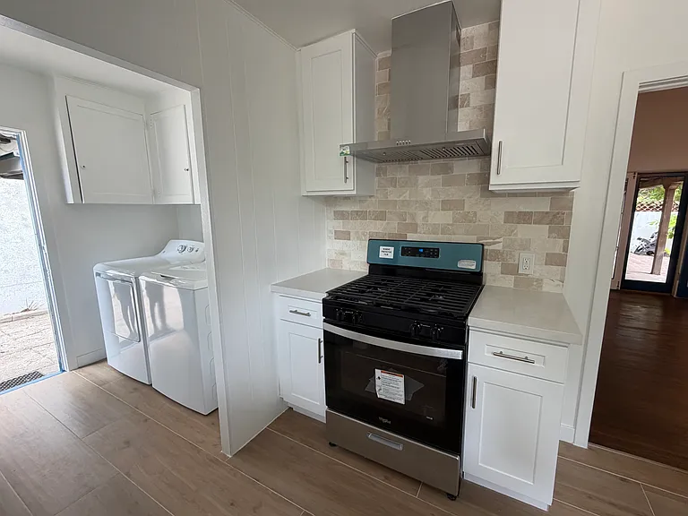 573 S Berkeley Ave — Photo 8