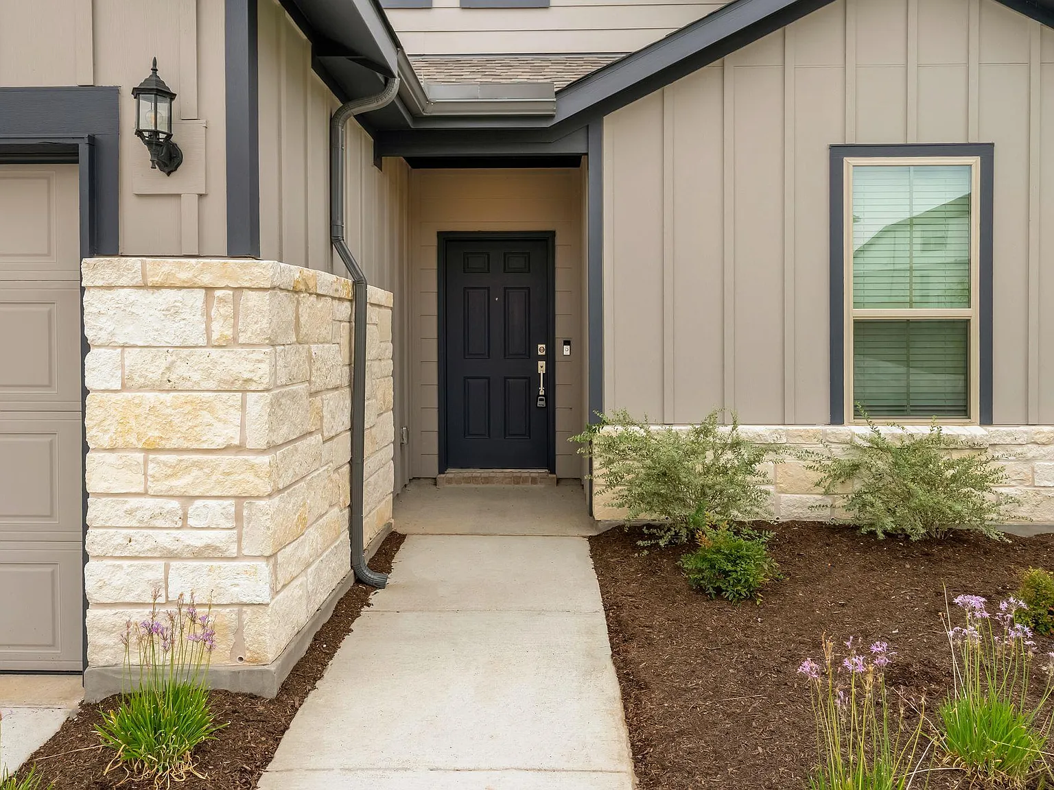 4 bed, 3.0 bath, 1951 sqft, $2,400 — Photo 4