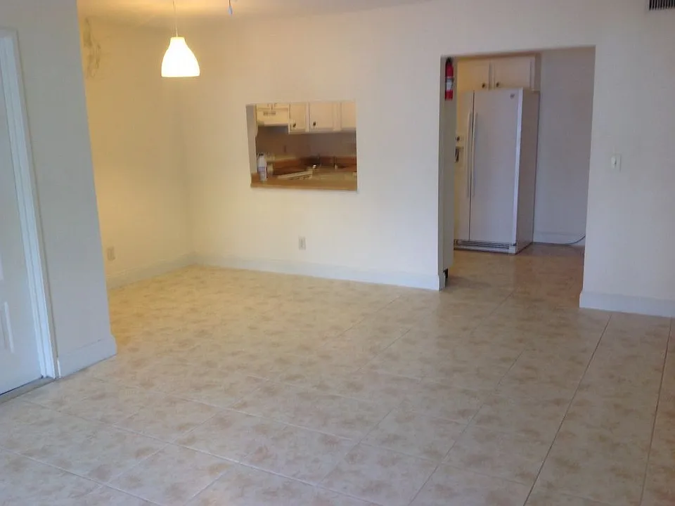 954 Courtyard Ln #22