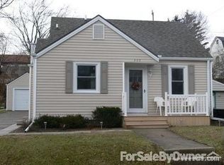 222 Edgewood Ln, West Bend, WI 53095