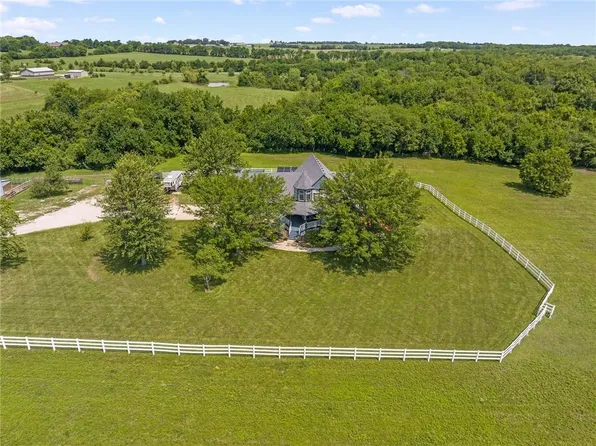 1420 N 300th Rd, Baldwin City, KS 66006