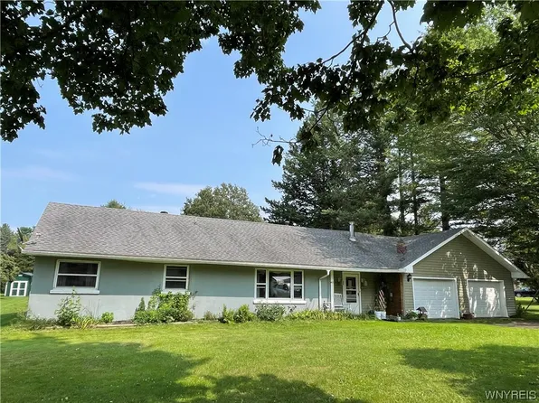 43 Grove St, Delevan, NY 14042