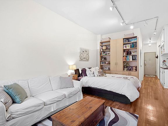 2nd image of 126 W 96th St APT 2B