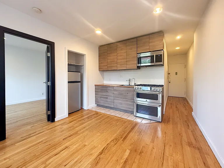 226 E 14th St #4R — Photo 1