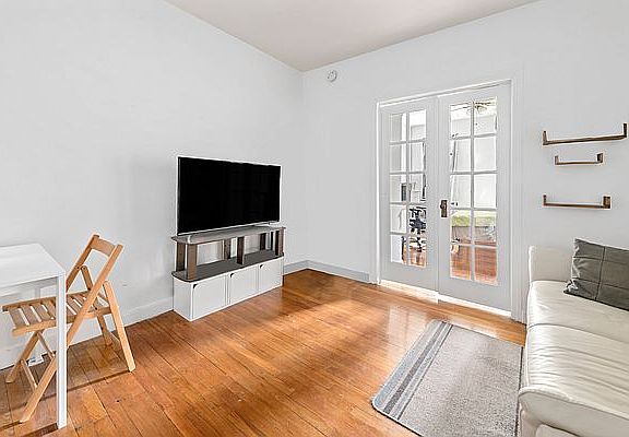 3rd image of 213 E 88th St APT 4C