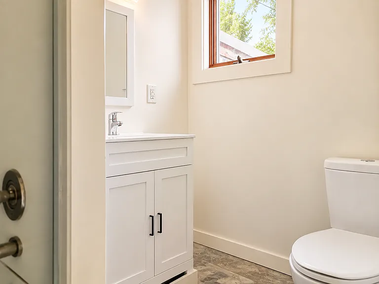 1108 W Walnut St — Photo 3