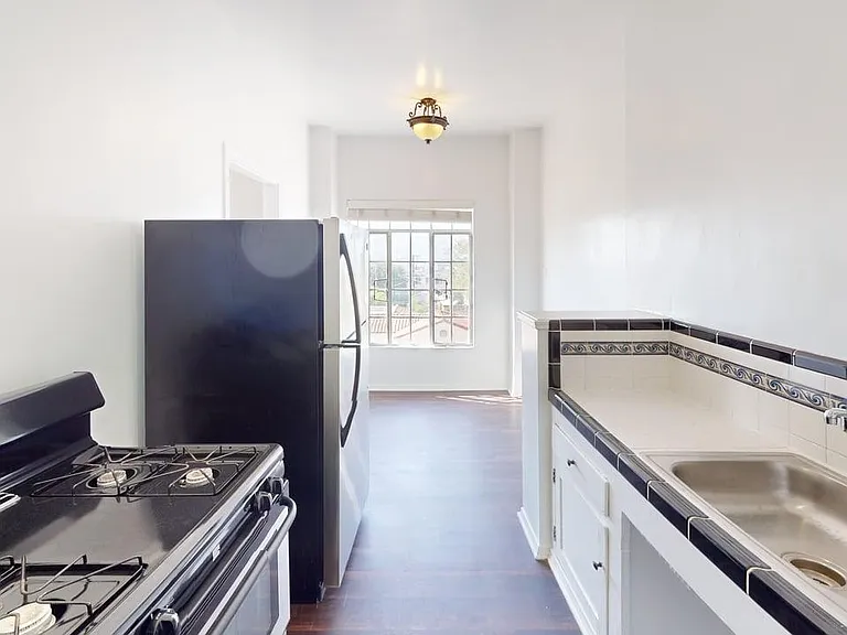 Chateau Nob Hill Apartments — Photo 11