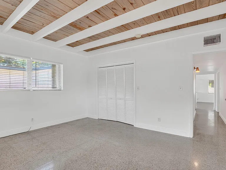 910 SE 3rd St — Photo 19