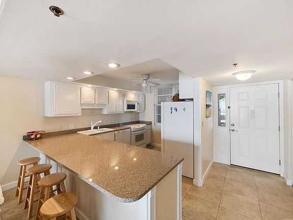 4th image of 840 Ocean Dr APT 802
