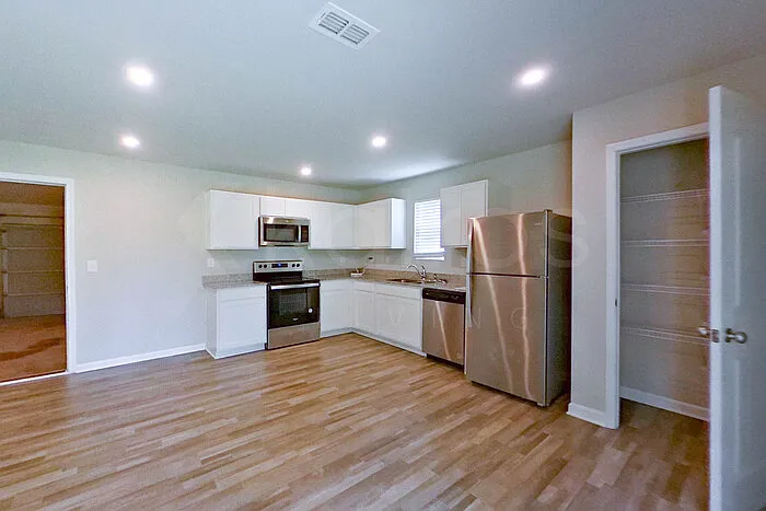 216 York Ln — Photo 5