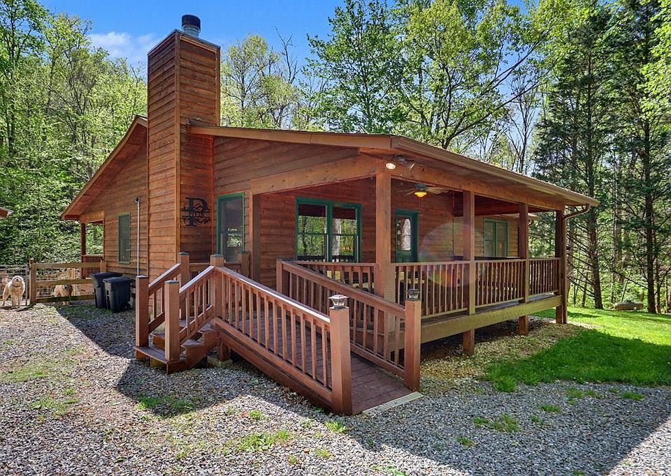 1st image of 8 Stoney Brook Trl