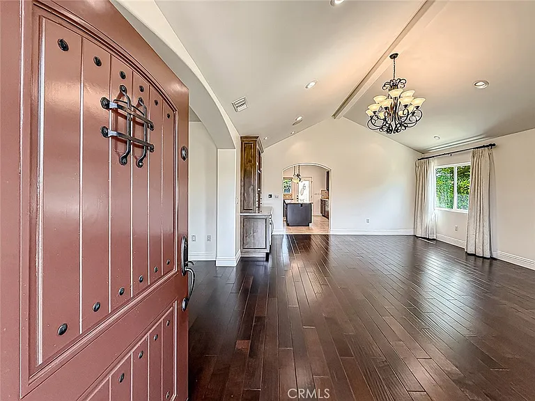 5960 Balcom Ave — Photo 4