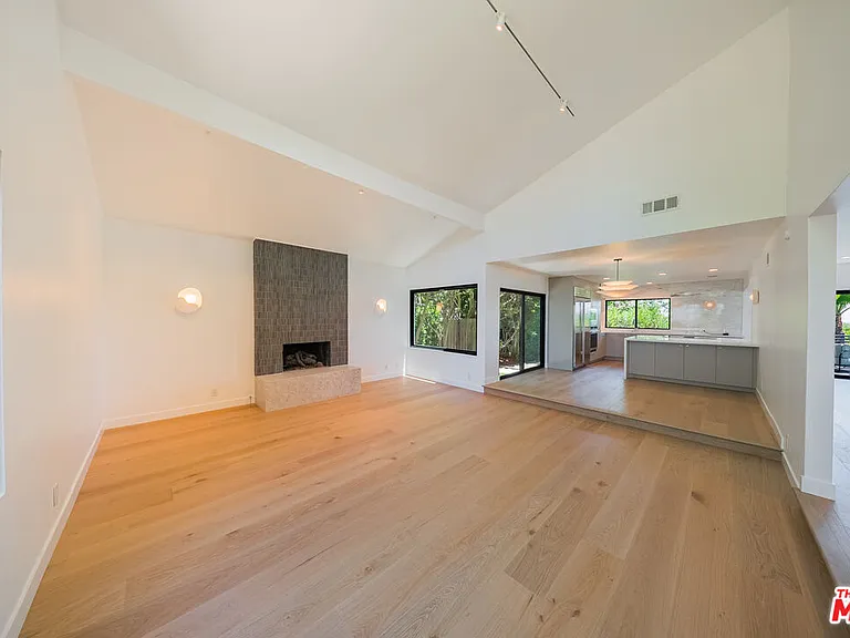 13302 Mulholland Dr — Photo 8