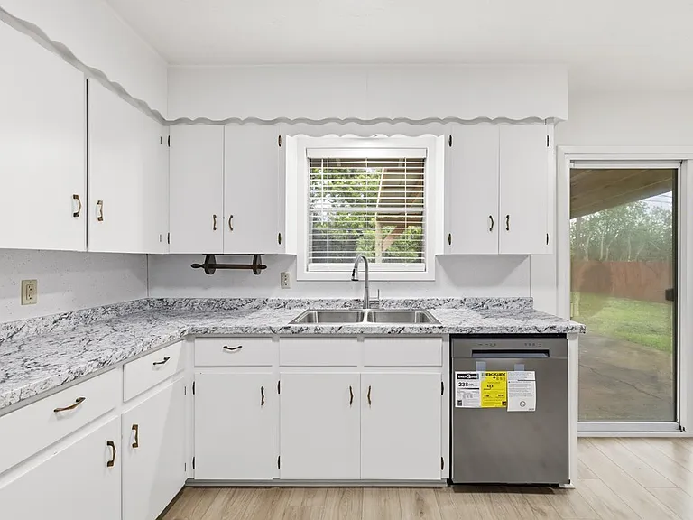 301 N Manor Dr #B — Photo 6