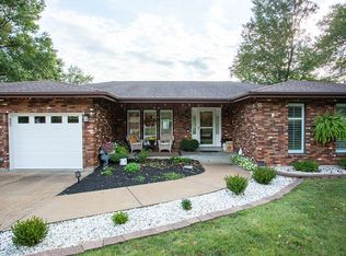 2966 Point Dr, Saint Louis, MO 63129