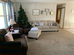 981 Oakwood Dr, New Brighton, MN 55112