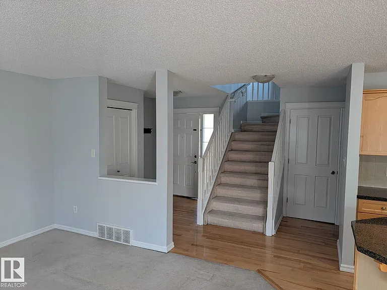 4609 163a Ave NW — Photo 2