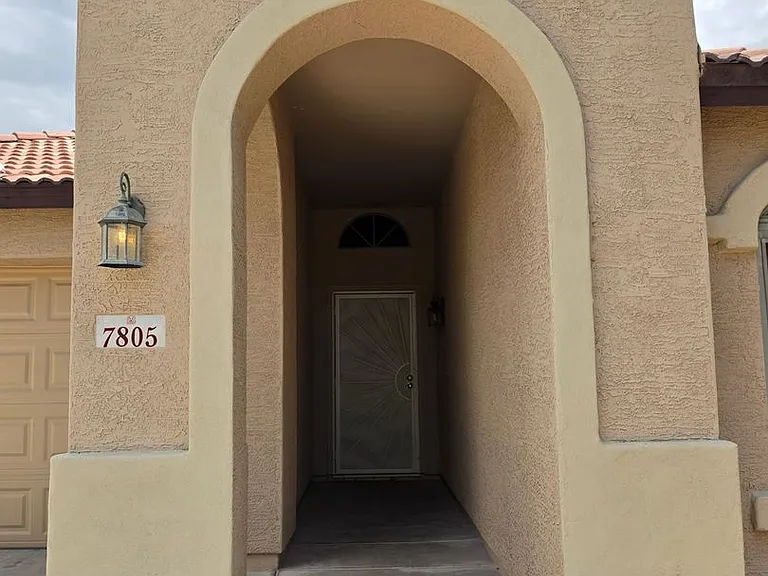 7805 S 48th Ln — Photo 2